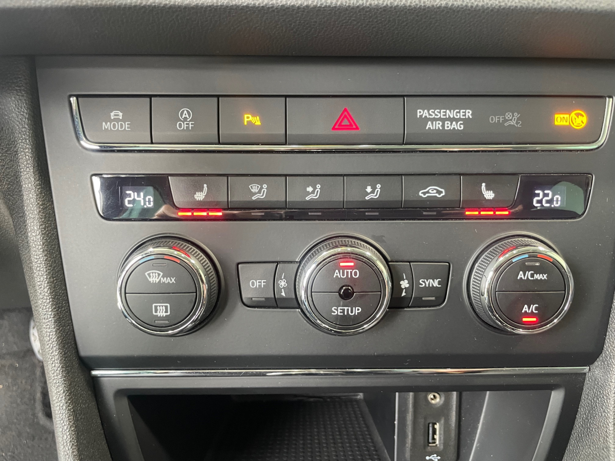 SEAT LEON 1.4 TSI 125CH FR TOIT OUVRANT SIEGES CHAUFFANT GPS SEAT LEON 1.4 TSI 125CH FR TOIT OUVRANT SIEGES CHAUFFANT GPS